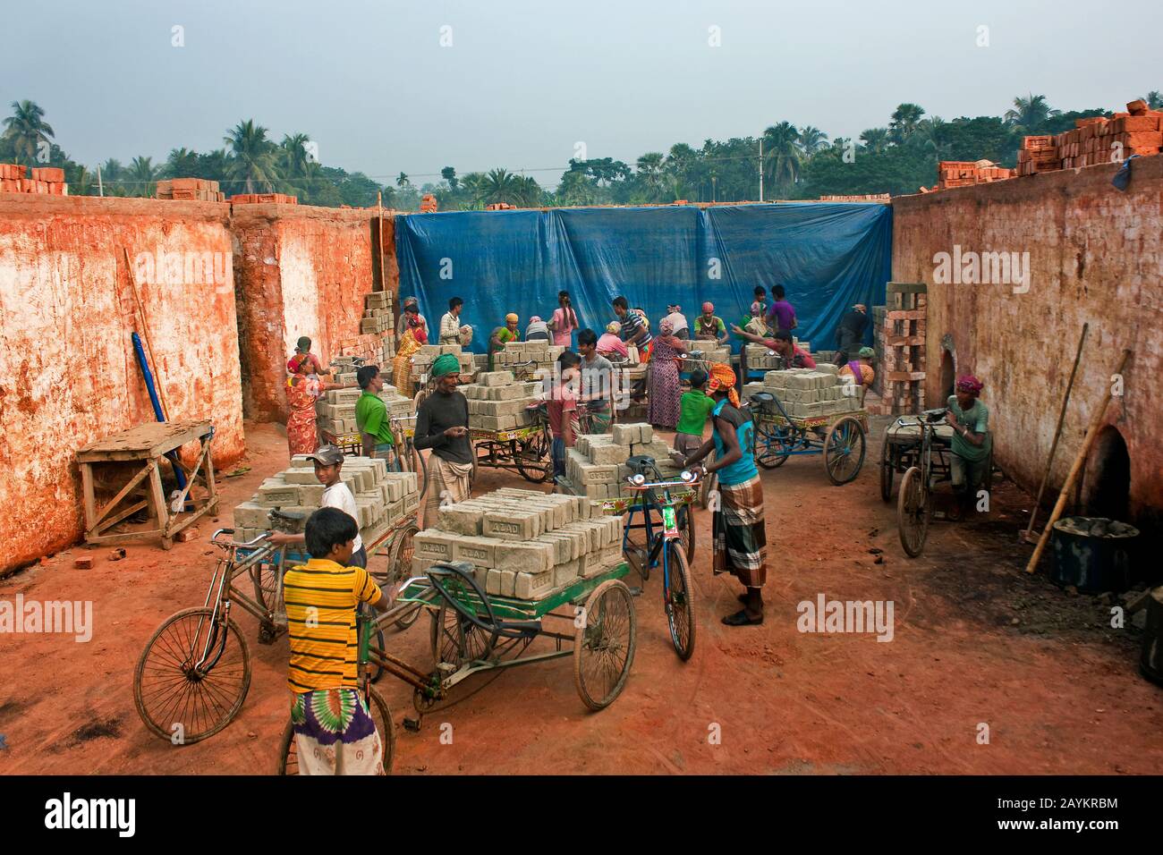 Ein Arbeiter trägt Ziegelsteine bei Maurer in Khulna, Bangladesch. Stockfoto