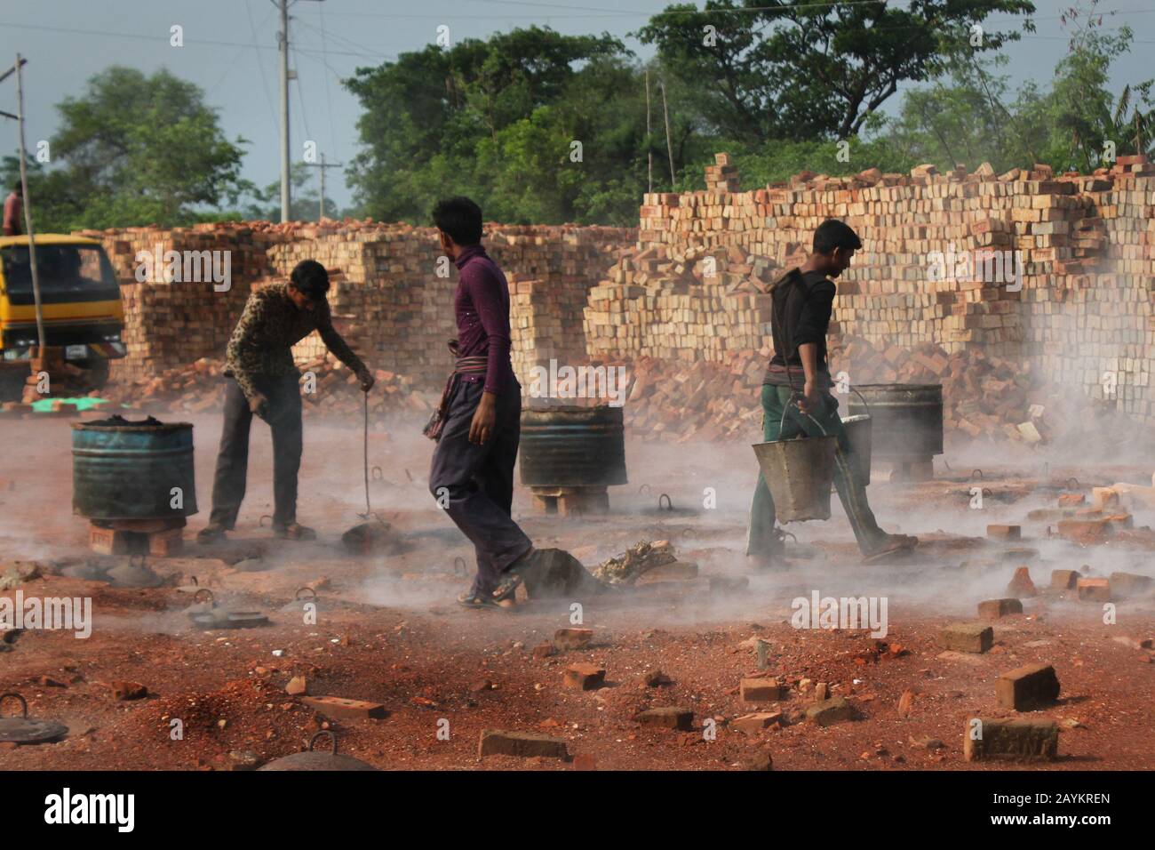 Ein Arbeiter trägt Ziegelsteine bei Maurer in Khulna, Bangladesch. Stockfoto