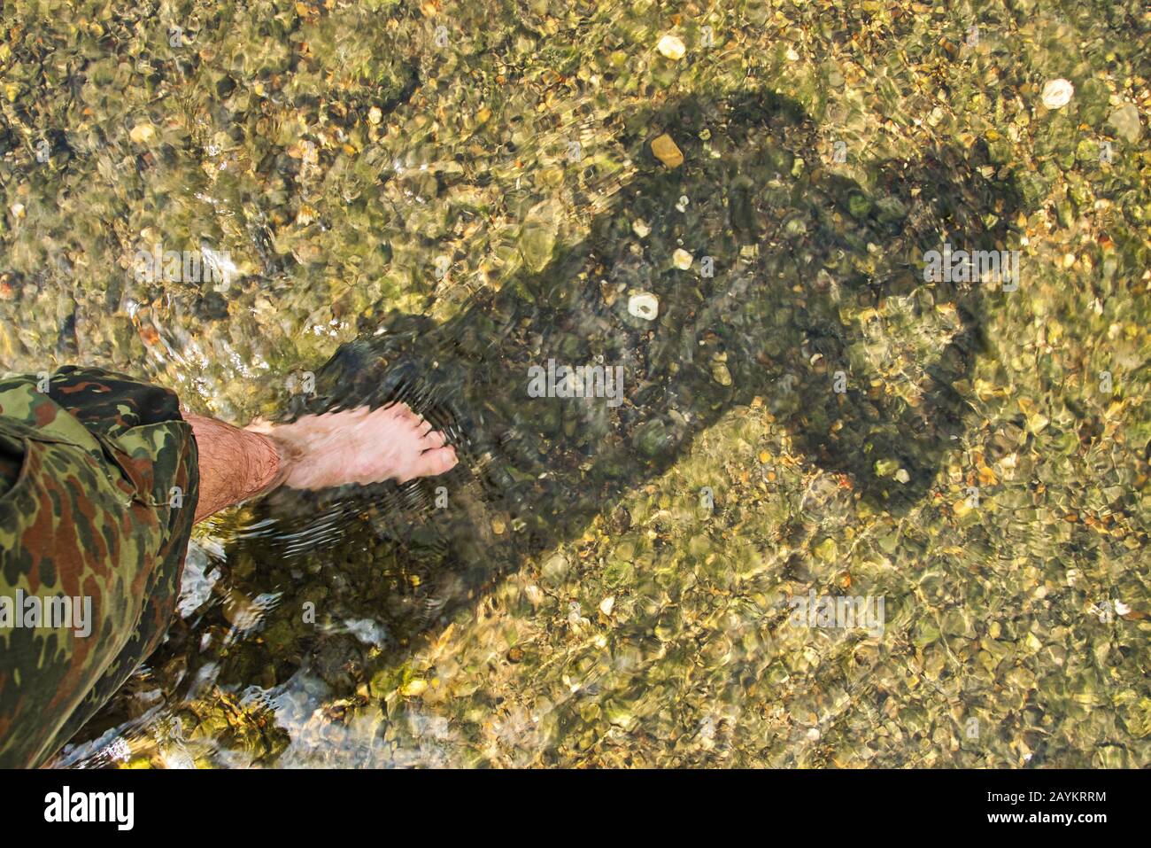 Flaches selfie eines Menschen schatten in einem Bach stehend Stockfoto