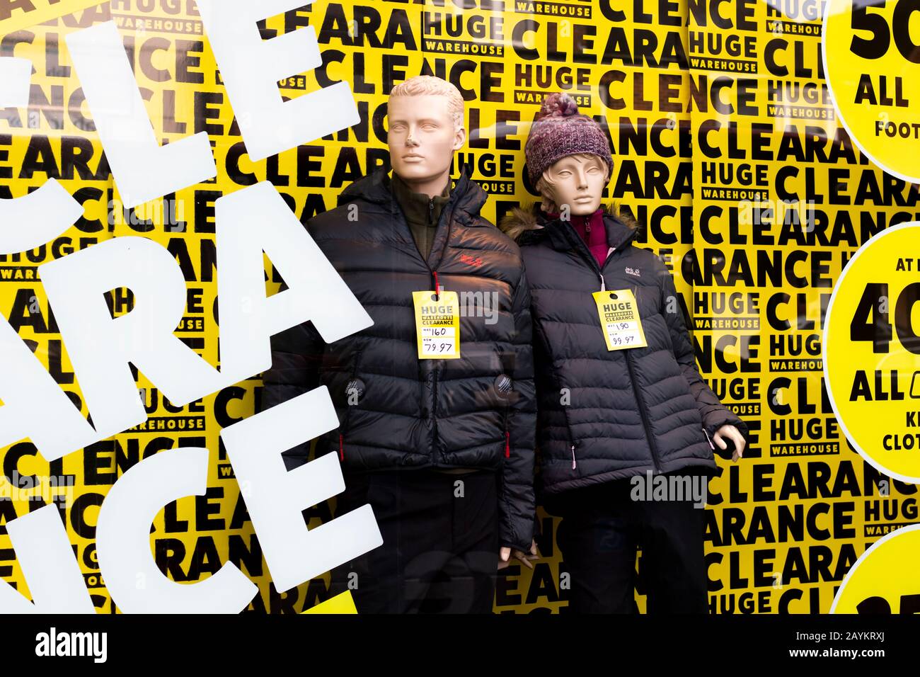 Die Verkaufsfenster für Sonderangebote zeigen die harten Zeiten der Einzelhändler auf der Straße Stockfoto