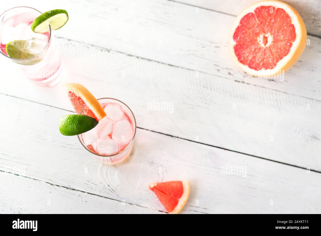 Sea Breeze Cocktail oder Paloma Cocktail mit Grapefruit, Kalk- und Eiswürfeln, Kopierraum. Sommerlicher Brunch erfrischende Cocktails aus Zitrusfrüchten. Kalt infundiert Zitrusfrüchte Stockfoto