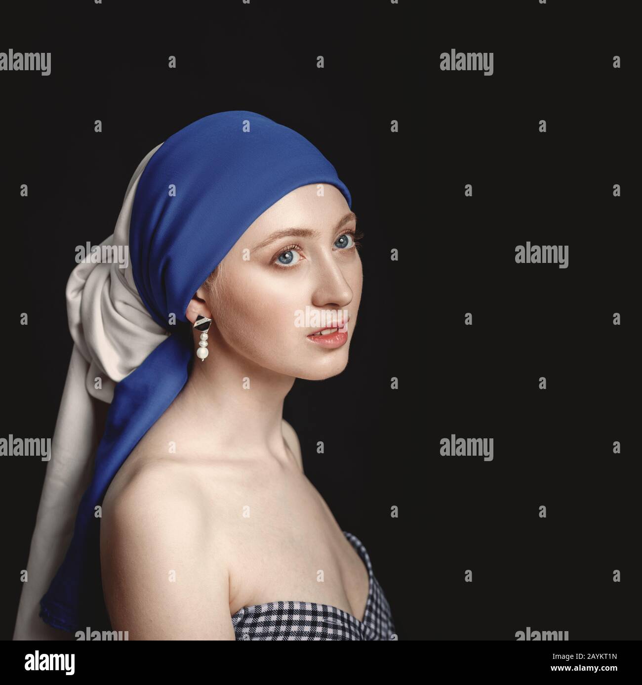 Porträt einer Frau mit Perlenohrring, inspiriert vom Gemälde des großen  Barock- und Renaissancekünstlers Jan Vermeer Stockfotografie - Alamy