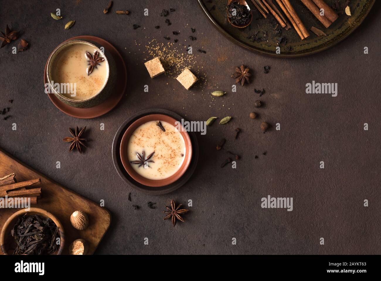 Masala Chai Tee in Keramikbecher mit Zutaten. Traditioneller indisch  würziger schwarzer Tee mit Milch auf rustikalem dunklen Hintergrund,  Draufsicht, Kopierraum Stockfotografie - Alamy