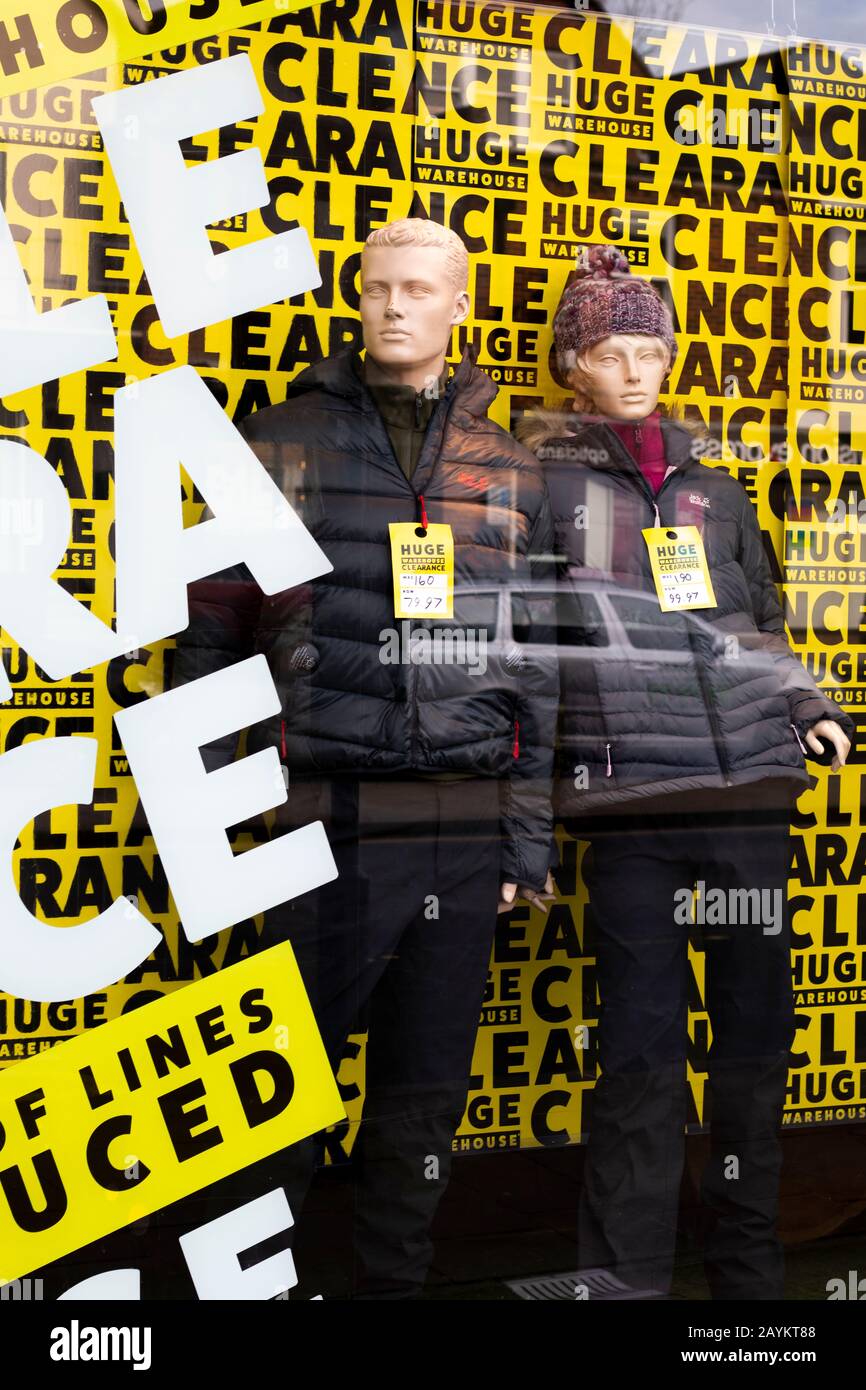 Die Verkaufsfenster für Sonderangebote zeigen die harten Zeiten der Einzelhändler auf der Straße Stockfoto