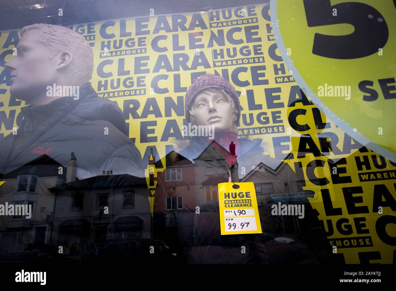 Die Verkaufsfenster für Sonderangebote zeigen die harten Zeiten der Einzelhändler auf der Straße Stockfoto