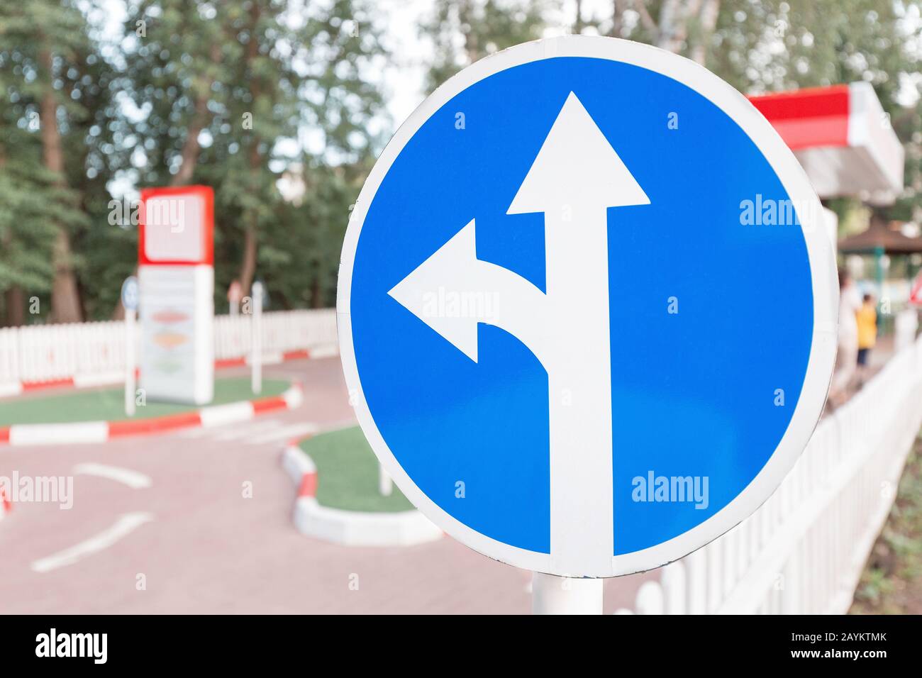 Blaues Schild Mit Weißem Pfeil Stockfotos und bilder Kaufen Alamy