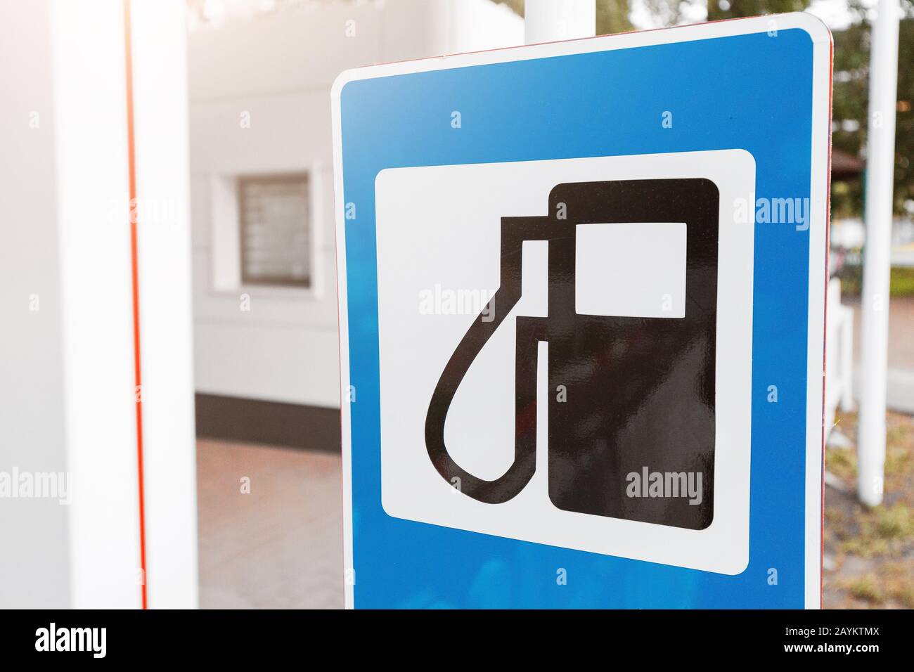 Straßenschild für Gas- und Tankstellen. Kraftstoff- und Ölindustrie sowie Dieselpreise und -Wirtschaftlichkeit. Stockfoto