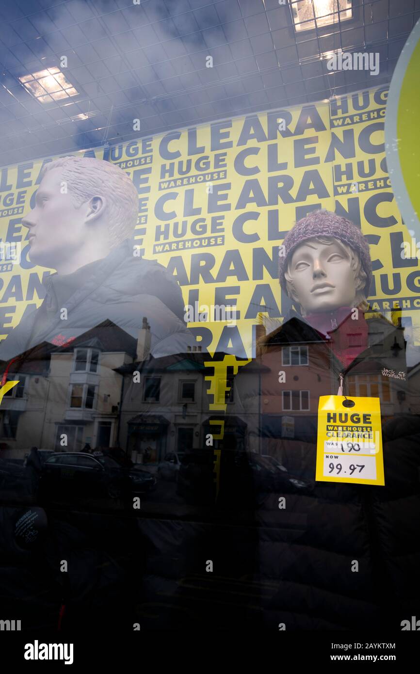 Die Verkaufsfenster für Sonderangebote zeigen die harten Zeiten der Einzelhändler auf der Straße Stockfoto