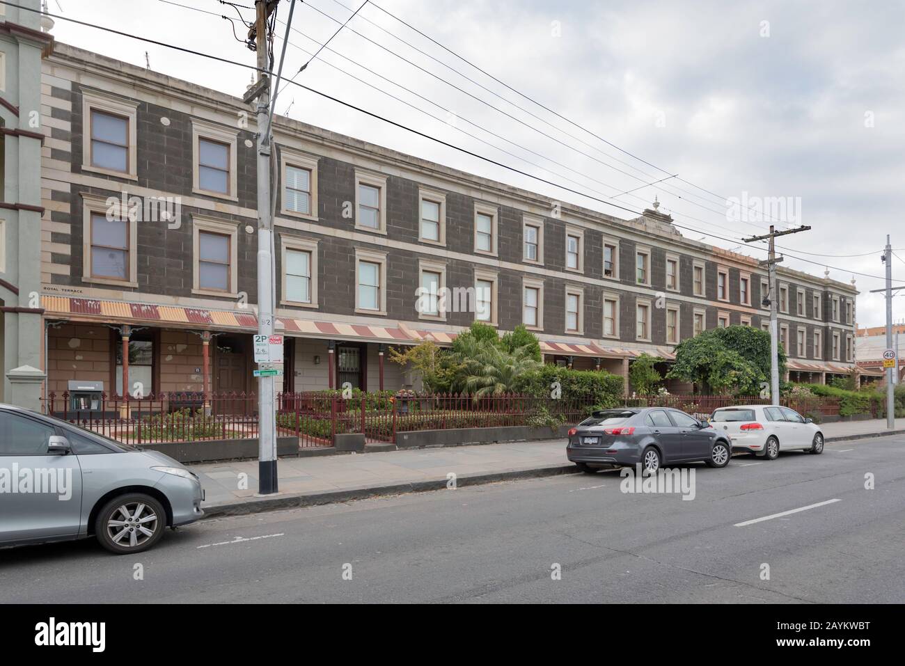 Das Erbe Royal Terrace in Fitzroy, Melbourne ist eine Reihe von zehn Terrassenhäusern, die in den Jahren 1855-57 nach einem Design errichtet wurden, das dem Kolonialkünstler John Gill zugeschrieben wird Stockfoto