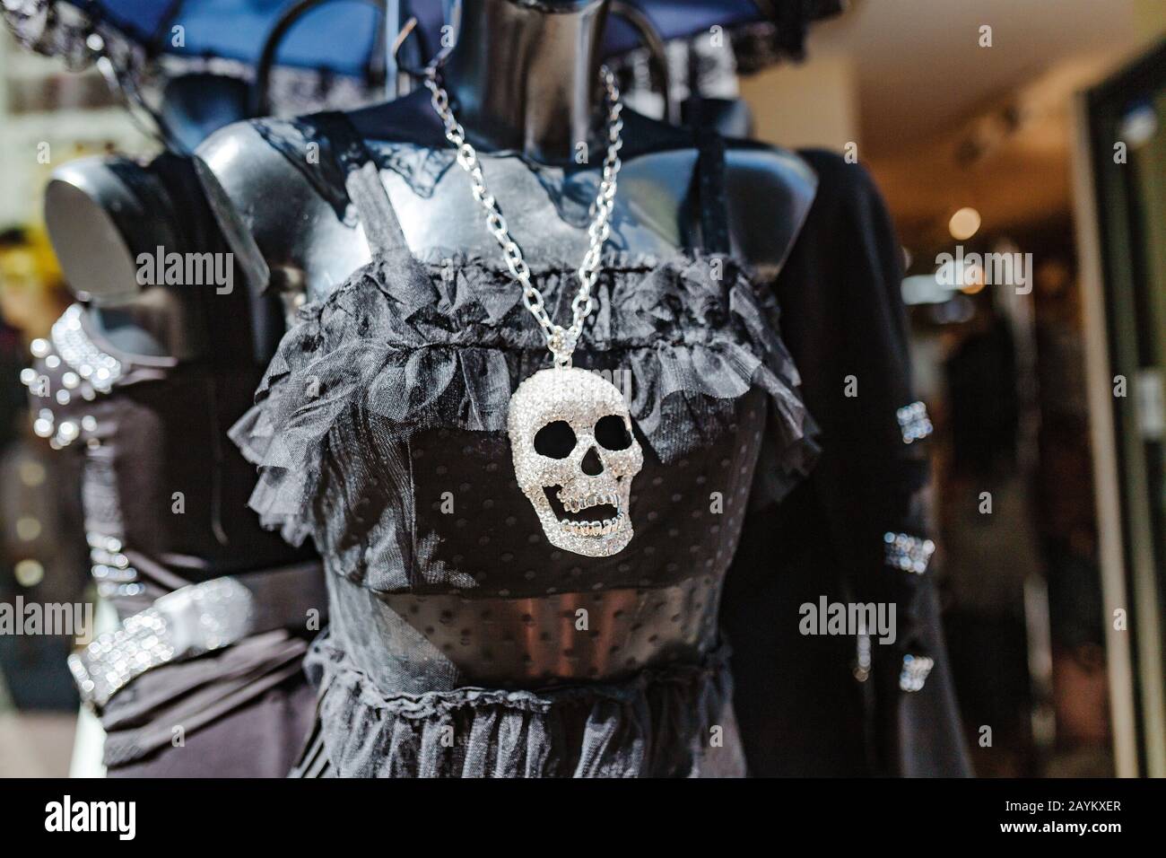 Ein Anhänger in Form eines Totenkopfes, ein Mode- und Schmuckkonzept für die goten und Metalköpfe Stockfoto