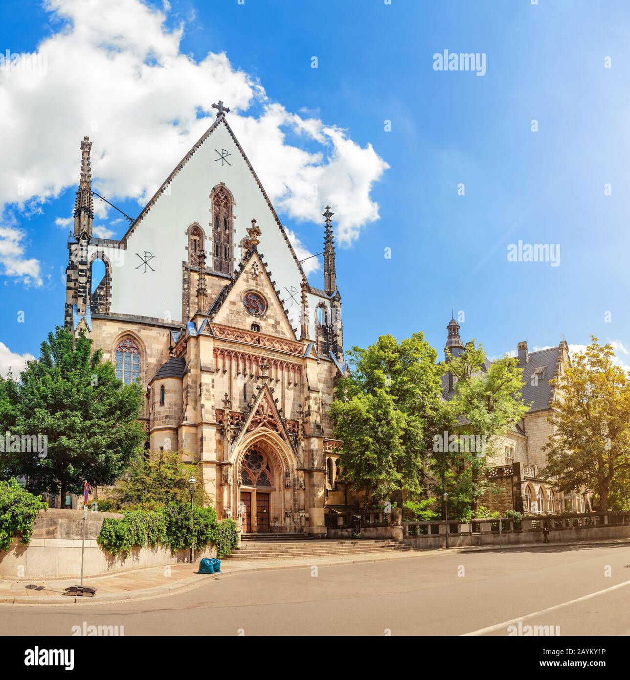 Panoramablick auf Architektur und Fassade der Thomaskirche in Leipzig. Reisen Sie Touristen und religiöse Destinationen in Europa Stockfoto