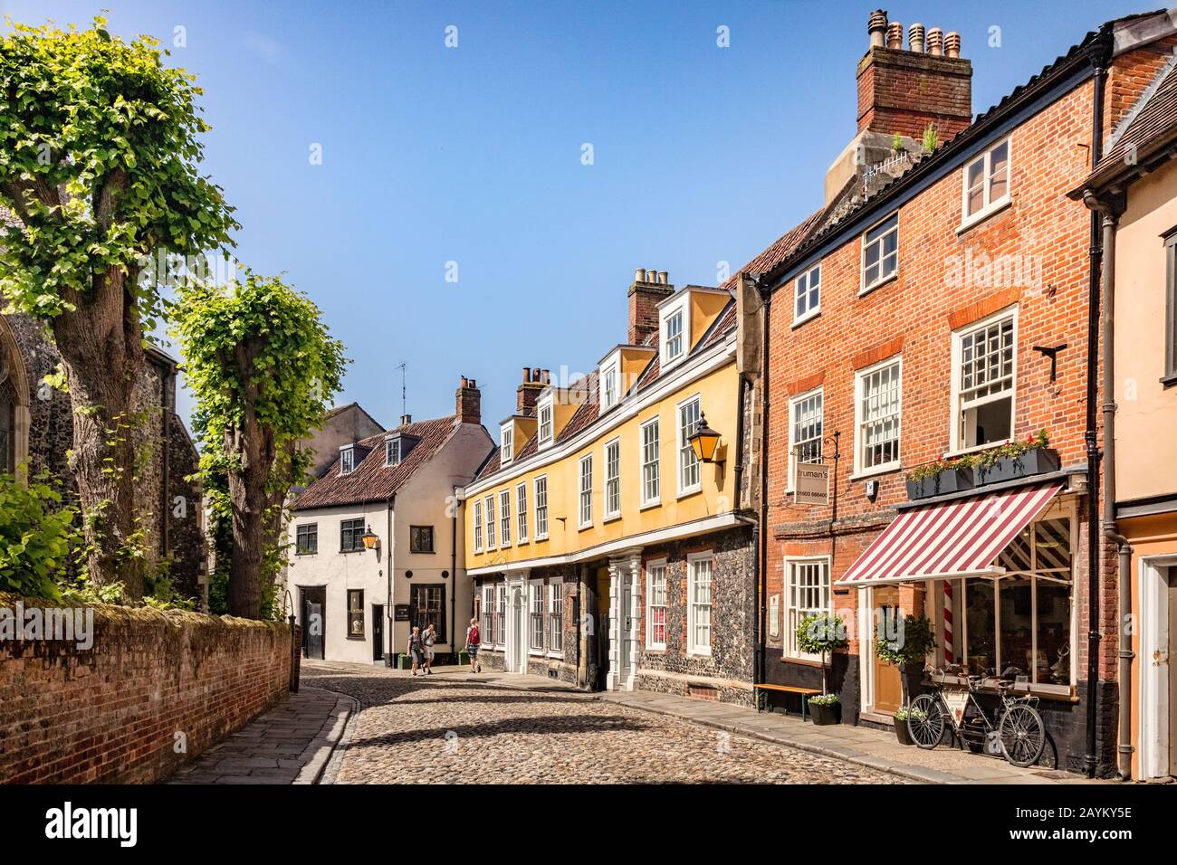 29. Juni 2019: Norwich, Norfolk - Elm Hill ist eine historische gepflasterte Straße im Zentrum von Norwich, Norfolk, mit vielen alten und interessanten Gebäuden... Stockfoto