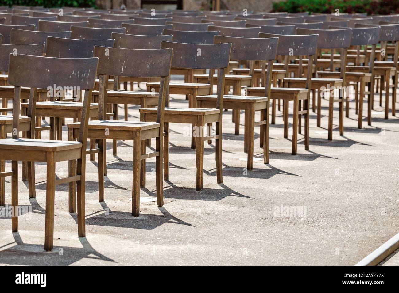 Leipzig, DEUTSCHLAND - 21. MAI 2018: Gedenkfeier zum Holocaust von Juden: Kunstinstallation leerer Stühle an der Stadtstraße Stockfoto