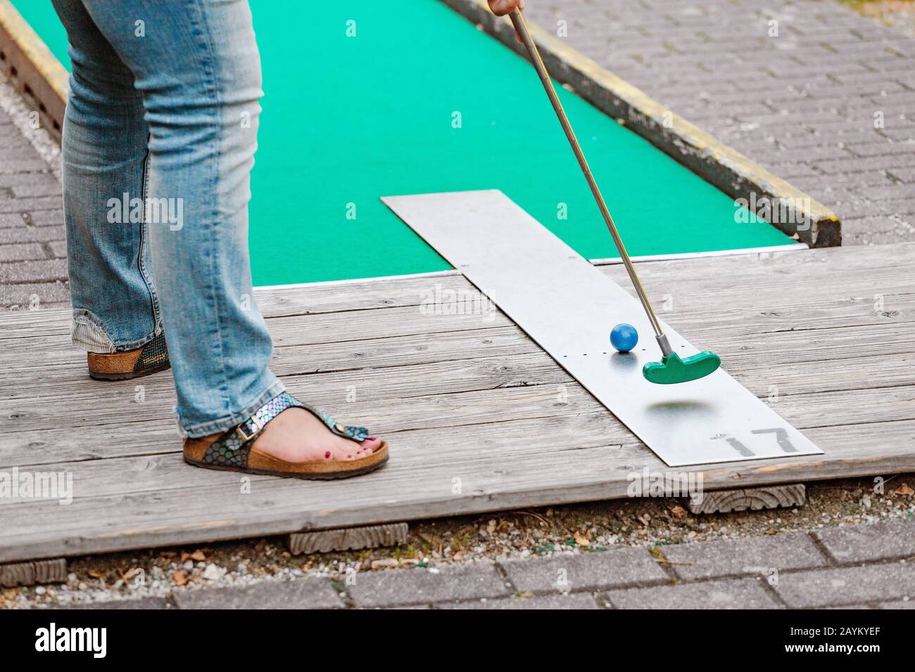 Leute, die an einem schönen sonnigen Sommertag Minigolf spielen Stockfoto