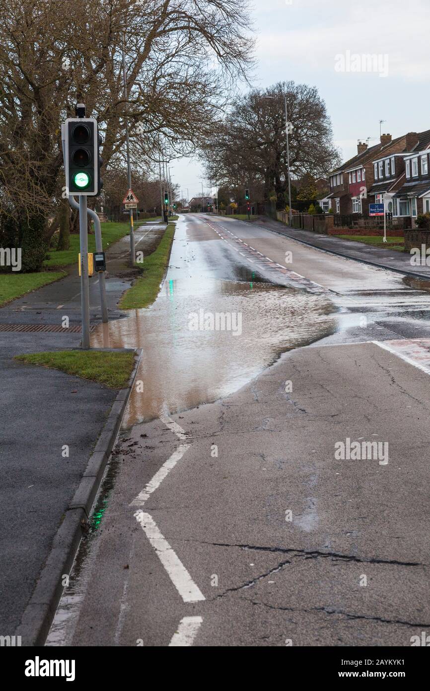 Stockton on Tees, UK.16. Februar 2020. GROSSBRITANNIEN. Wetter. Sturm Dennis verursacht flächendeckende Überschwemmungen im ganzen Land. Die örtliche Straße Harrowgate Lane wird unter Wasser angezeigt. Kredit: David DIXON / Alamy Stockfoto