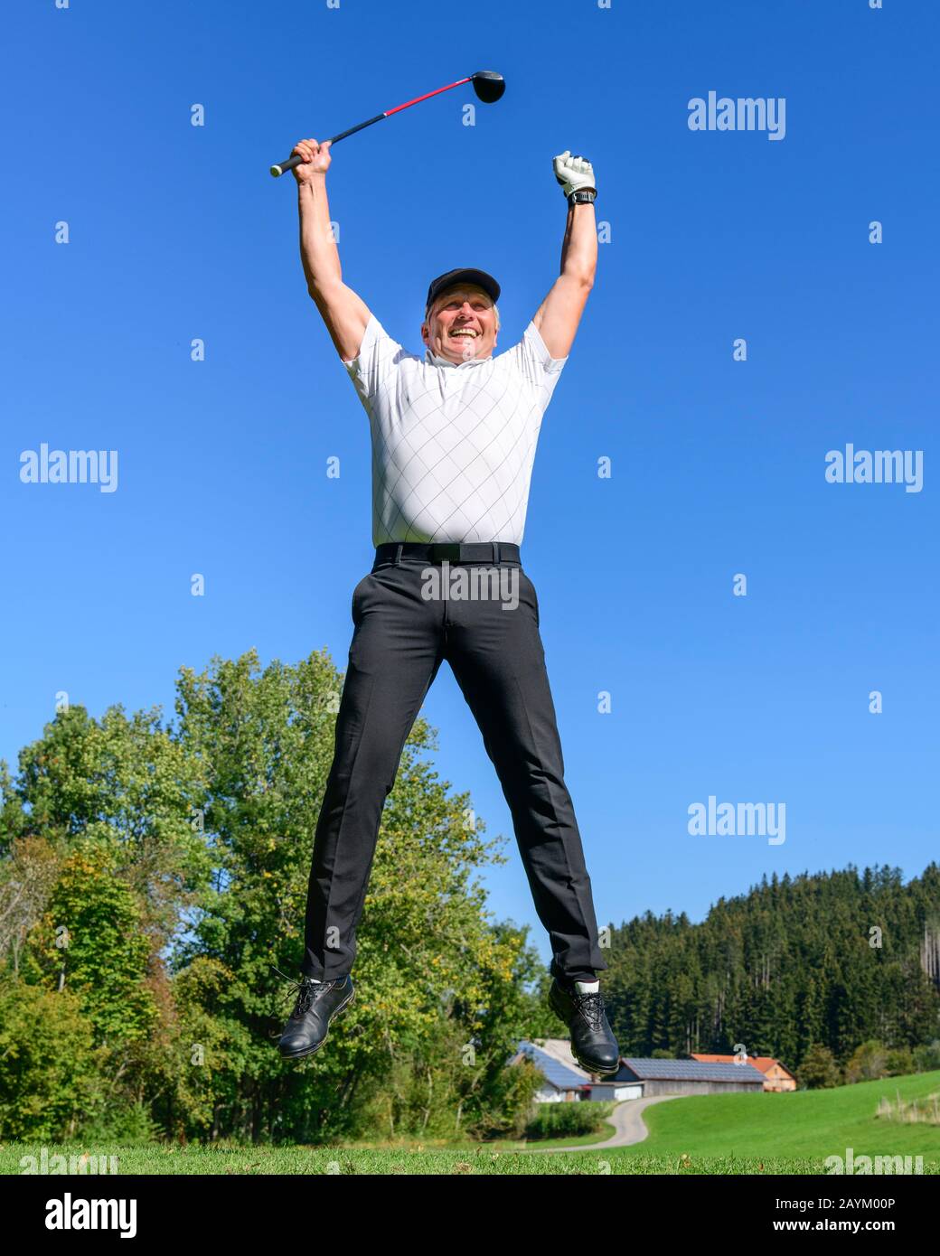 Freude springen von einem Golfspieler nach dem Hole in One Stockfoto