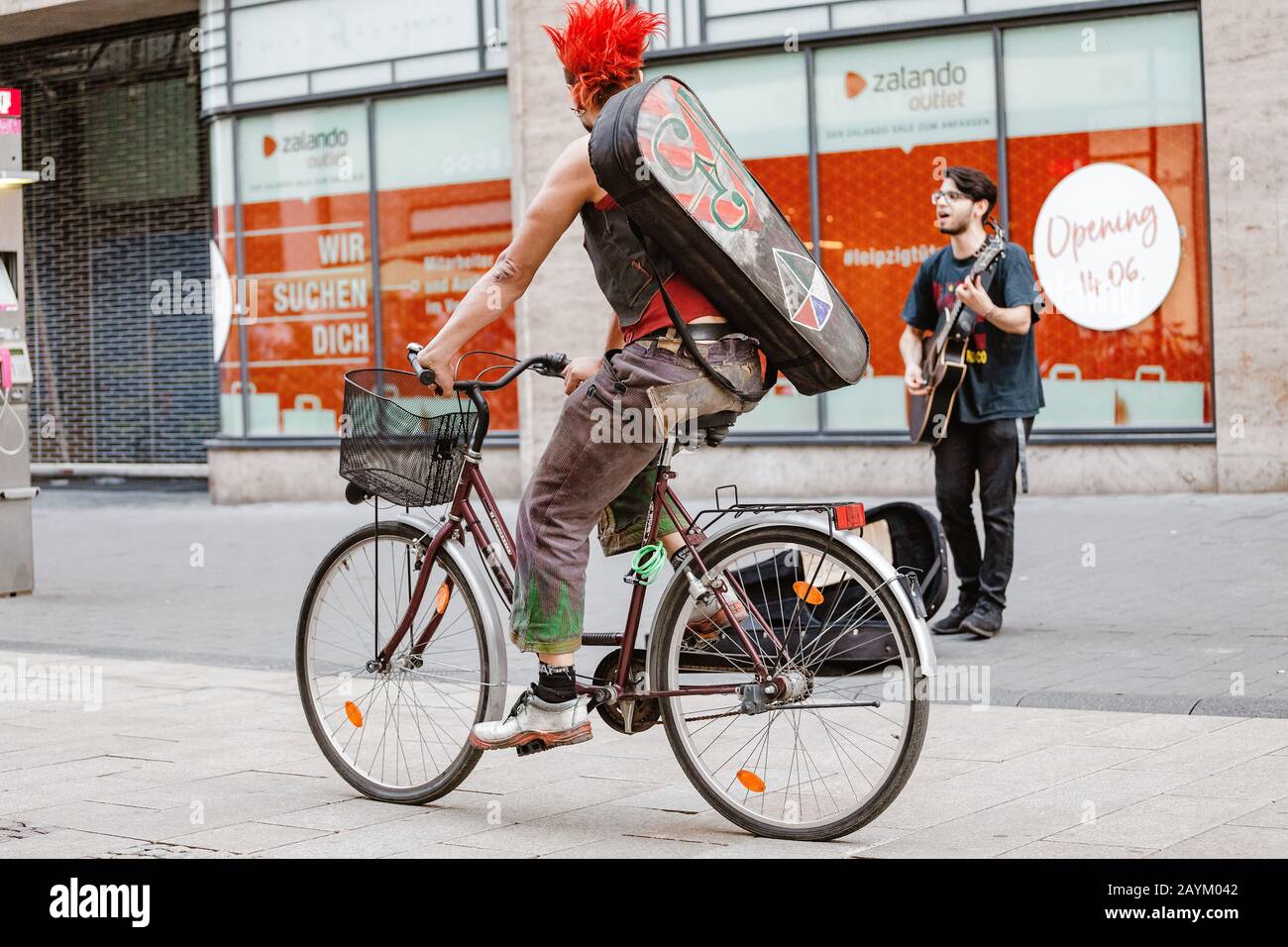 22. MAI 2018, LEIPZIG, DEUTSCHLAND: Cooler junger tätowierter Punkmann mit dem Fahrrad auf der Stadtstraße Stockfoto