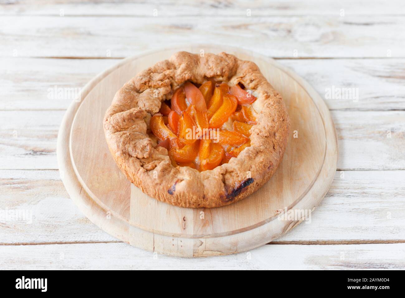 Galette mit Aprikose. Auch bretonische Galette genannt, Galette des Rois, Galeta. Französische Küche (Essen). Auf altem weißen Holzhintergrund. Stockfoto