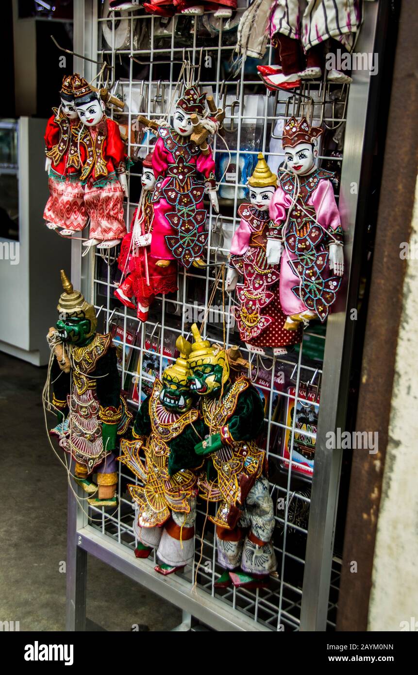 Ein lokaler Shop, der birmanische Streichelpuppen als traditionelles Spielzeug aus Myanmar verkauft. Joch thé ist der lokale Name für birmanisches Marionetten-Puppenspiel. Stockfoto