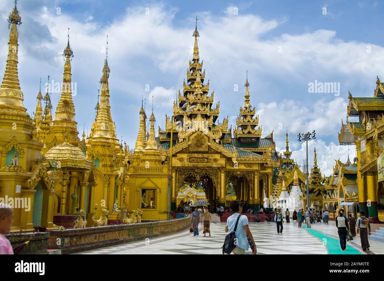 Wald von Pagoden und Tempeln in der Shwedagon-Pagode Stockfoto