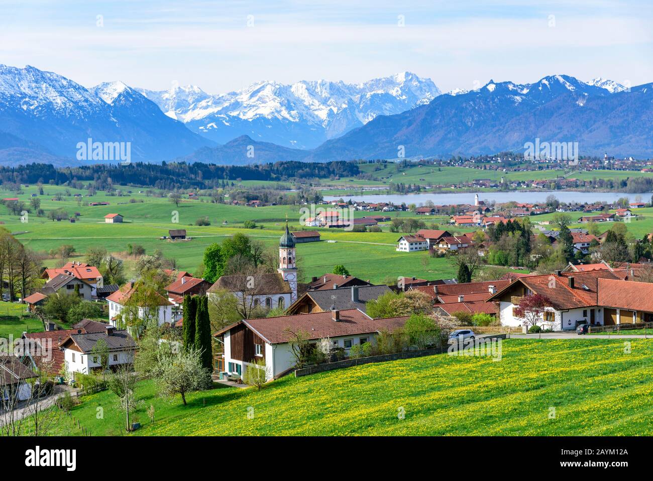 Riegsee mit dorf riegsee und hilfe Fotos und Bildmaterial in hoher