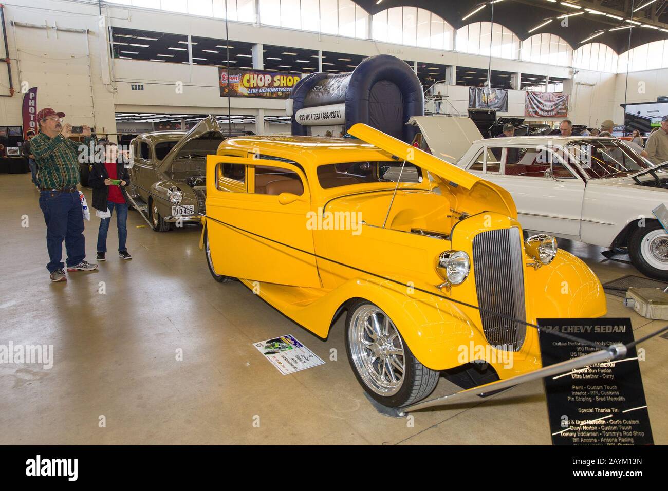 Dallas, USA. Februar 2020. Die Menschen besuchen die AutoRama-Show in Dallas, Texas, den Vereinigten Staaten, 15. Februar 2020. Die dreitägige Autoschau startete hier am Freitag mit mehr als 300 Sonderwagen und heißen Stangen. Credit: Dan Tian/Xinhua/Alamy Live News Stockfoto