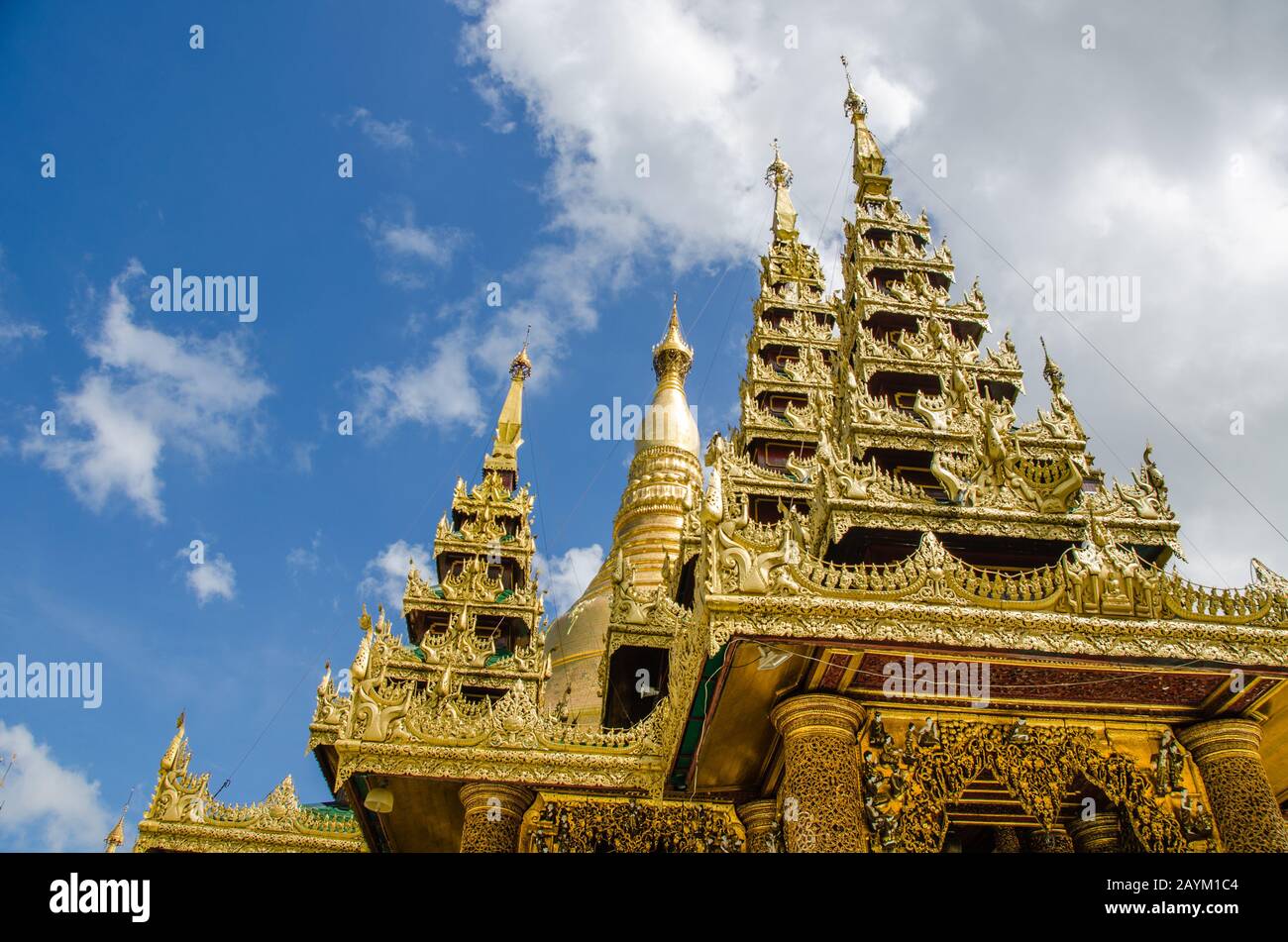 Schön geschnitzte vergoldete Pagode mit Details, Myanmar Stockfoto