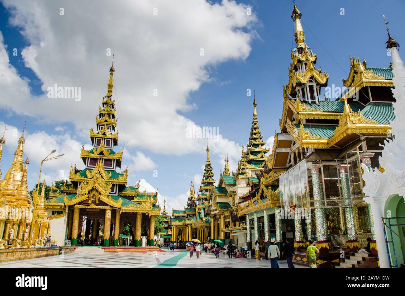 Wald von Pagoden und Tempeln in der Shwedagon-Pagode, Yangon, Myanmar Stockfoto