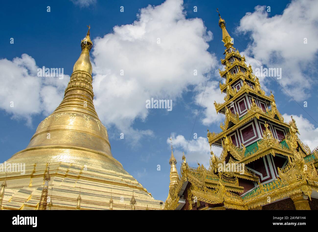 Pagode und große Stupa nebeneinander, Myanmar. Stockfoto