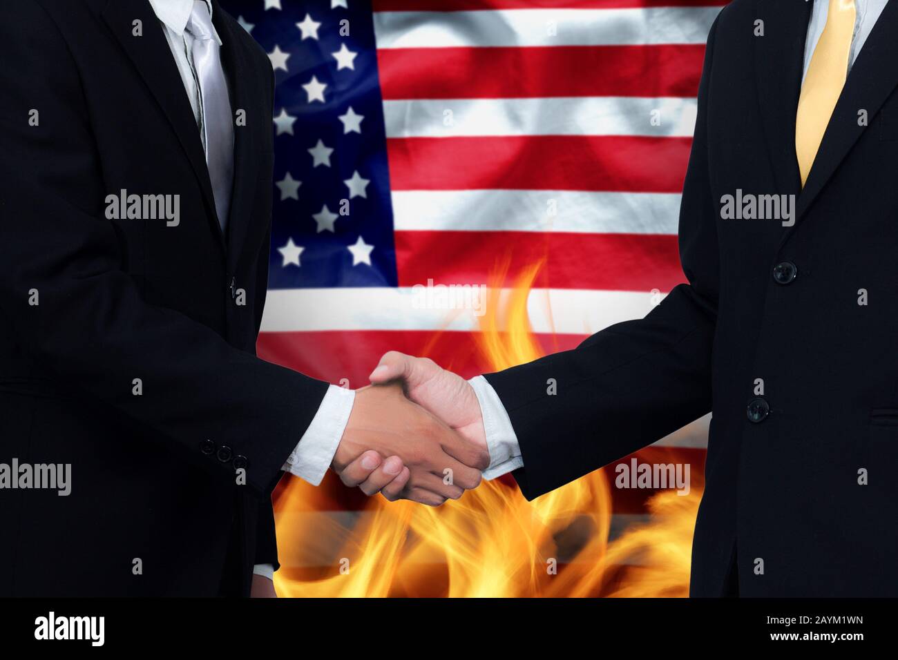 Handelsabkommen und Geschäftspraktiken im Konzept der Vereinigten Staaten: Hand des Geschäftsmannes, der auf Amerika Flaggenhintergrund und Feuer schüttelt Stockfoto