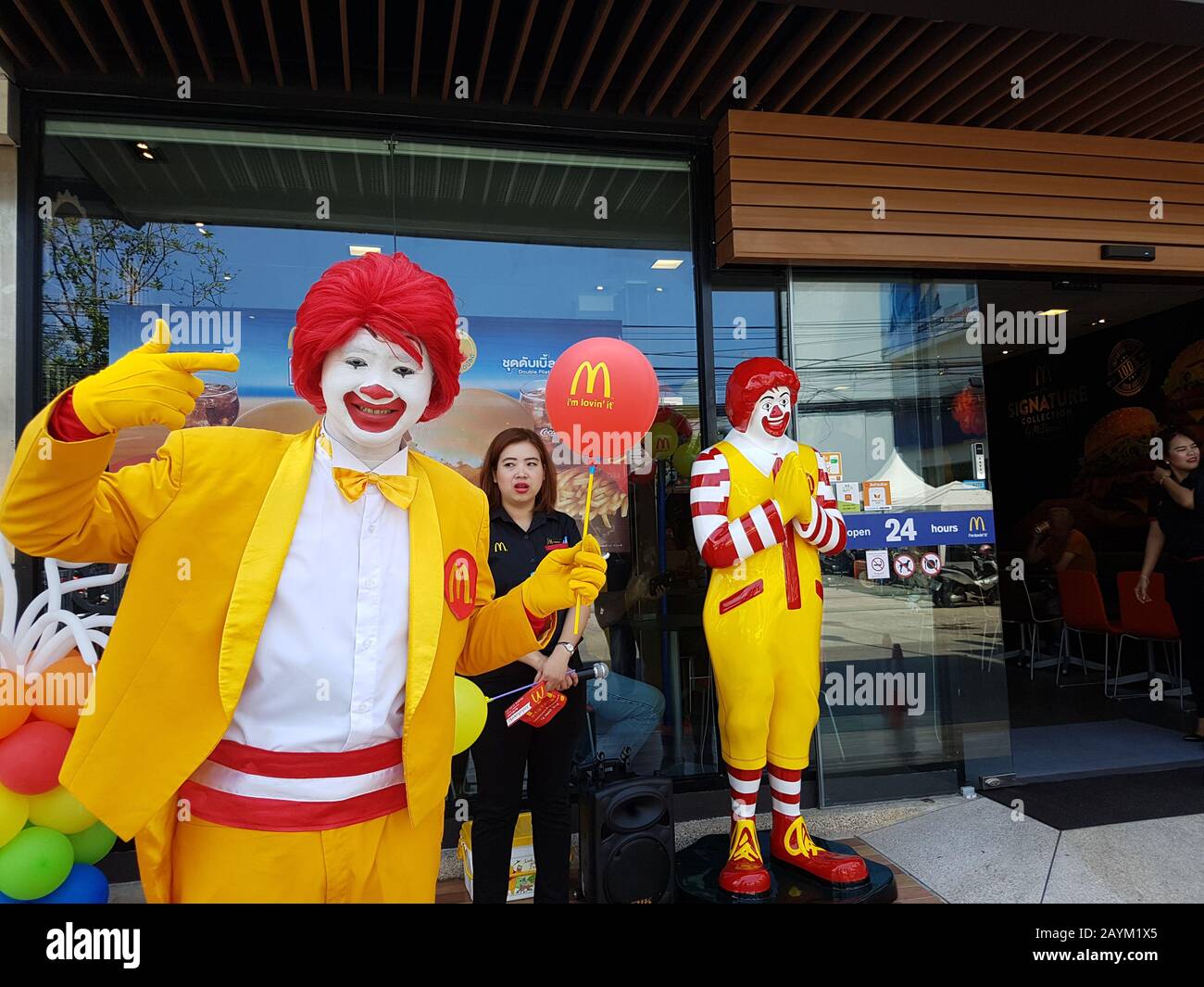 Pattaya, THAILAND - 16. MÄRZ 2017 : Maskottchen von Ronald McDonald steht vor dem McDonald's Shop in Pattaya Branch Stockfoto