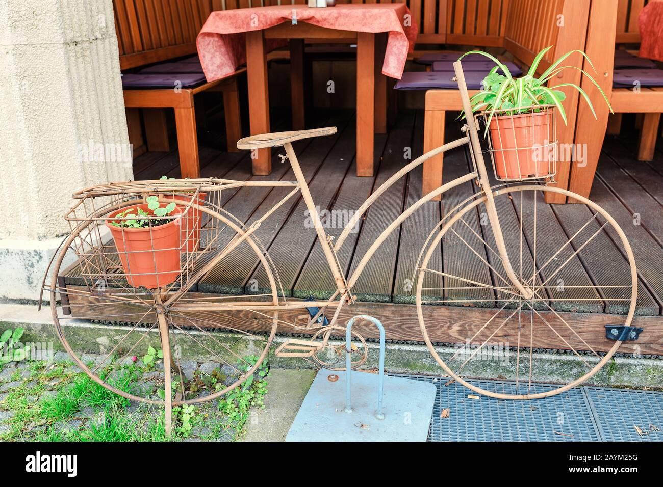 Vintage Fahrradschmuck Aus Holz Mit Blumenkorb Im Restaurant Stockfotografie Alamy