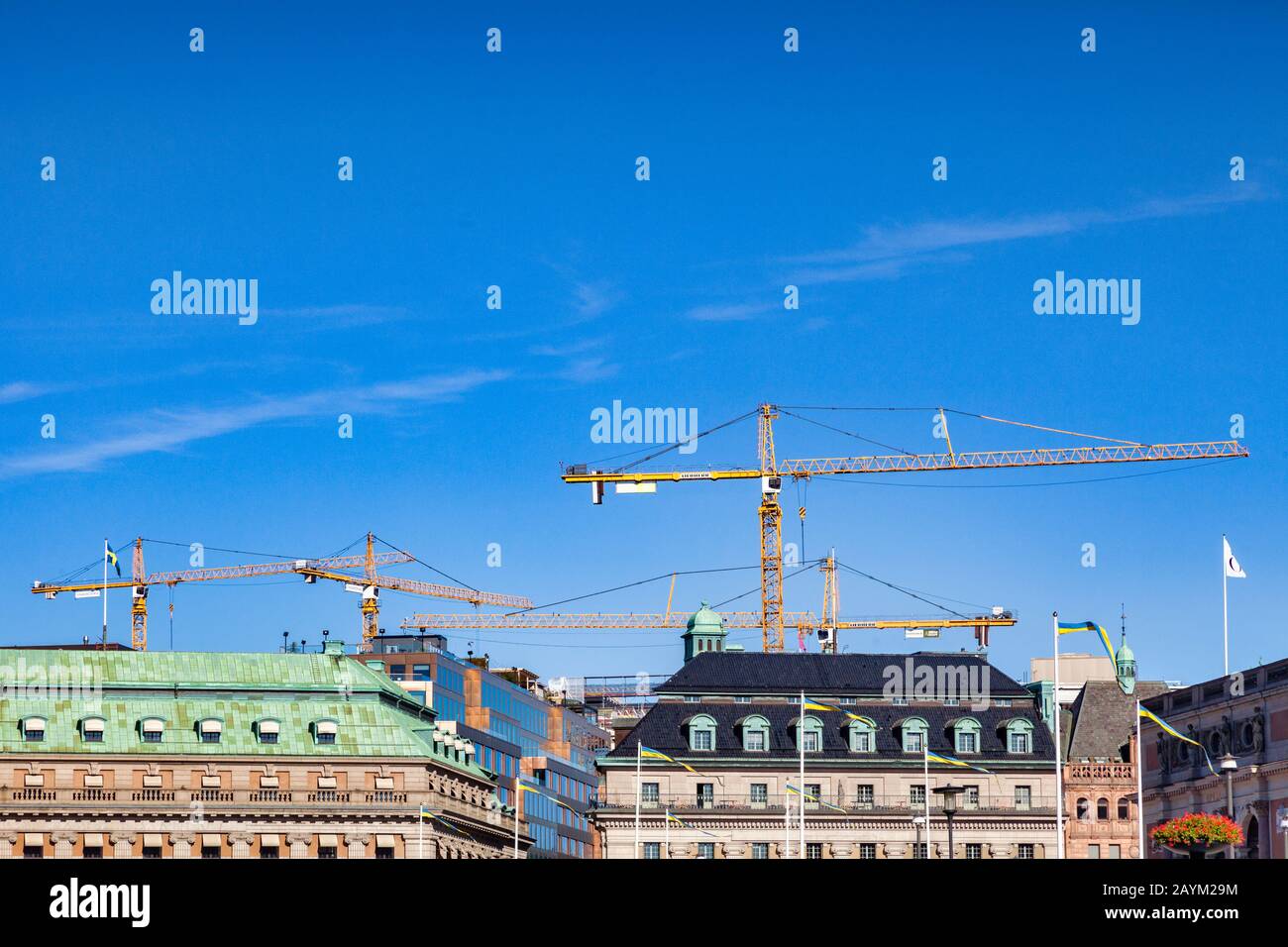 16. September 2018: Stockholm, Schweden - Krane, die über den historischen Dächern der Altstadt arbeiten. Stockfoto