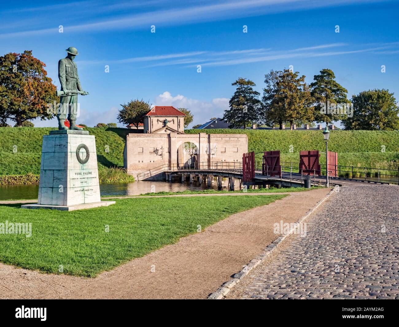 23. September 2018: Kopenhagen, Dänemark - Das Kriegsdenkmal am Eingang von Kastellet, einer Festung aus dem 17. Jahrhundert, die noch ein aktives Militär ist... Stockfoto