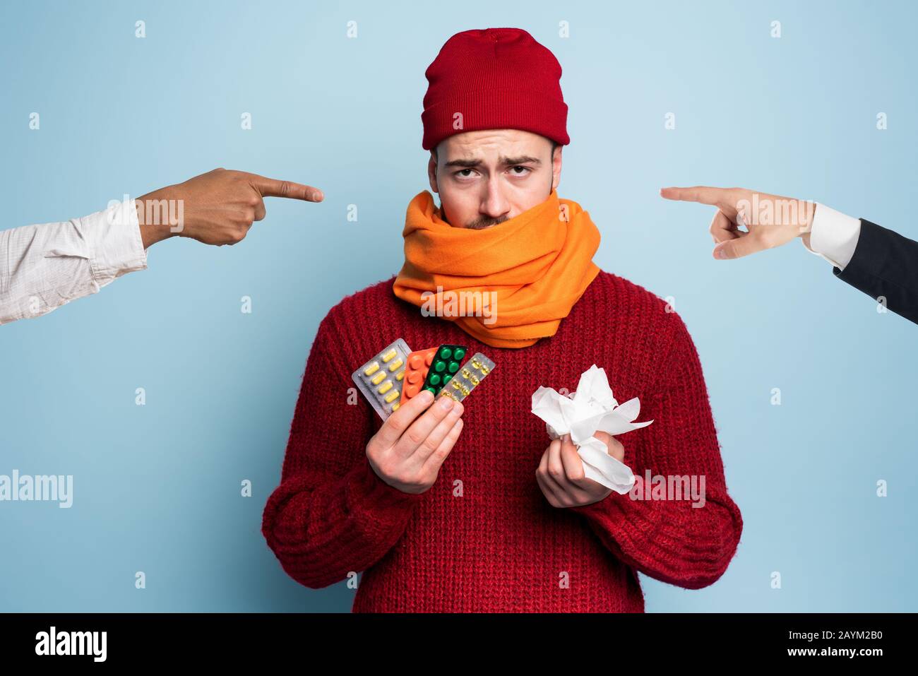 Der Junge, der eine Erkältung erwischt hat, wird beschuldigt, den Virus infiziert zu haben. Studio auf Cyan-Hintergrund Stockfoto