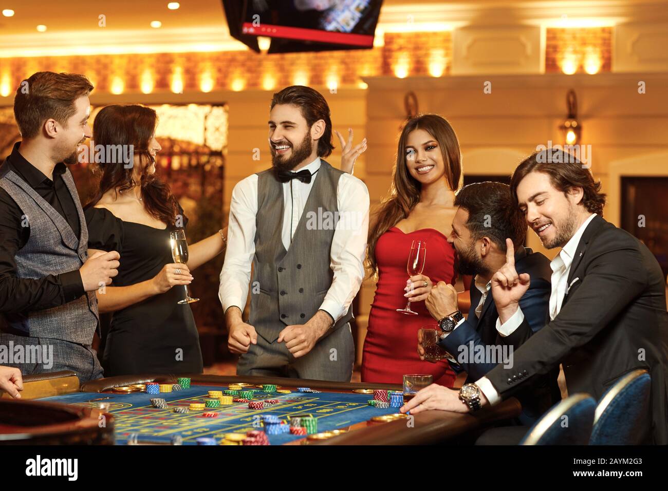 Gruppe glückliche Menschen Wetten gambiling an den Roulette Tisch im Casino. Stockfoto