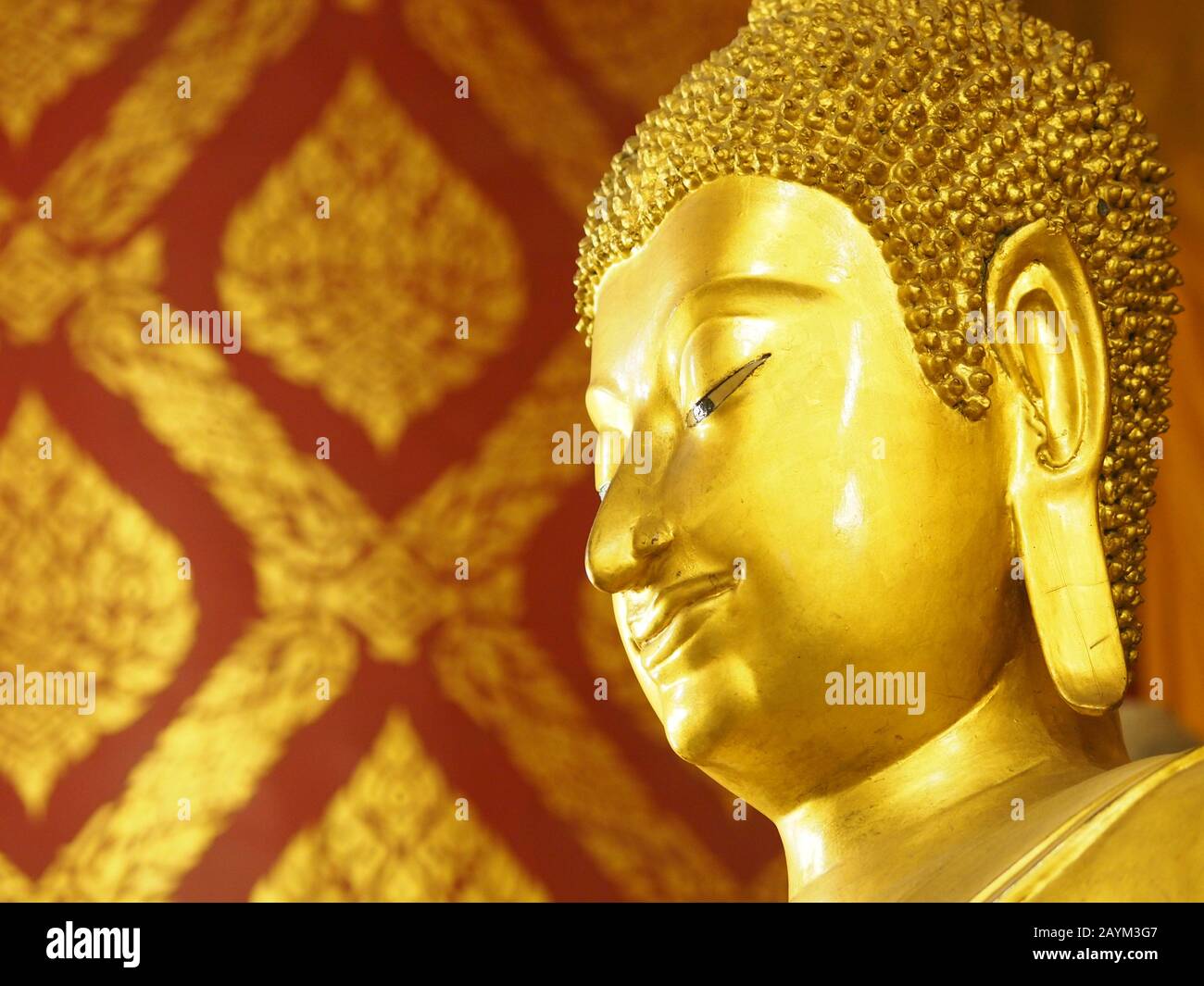 Die Buddha-Statue aus Nahem Gesicht besteht aus Messing.Stuck Buddha-Bilder in der Ayutthaya-Zeit, die im Wat Yaichaimongkol, buddhistischer Tempel, verankert ist Stockfoto