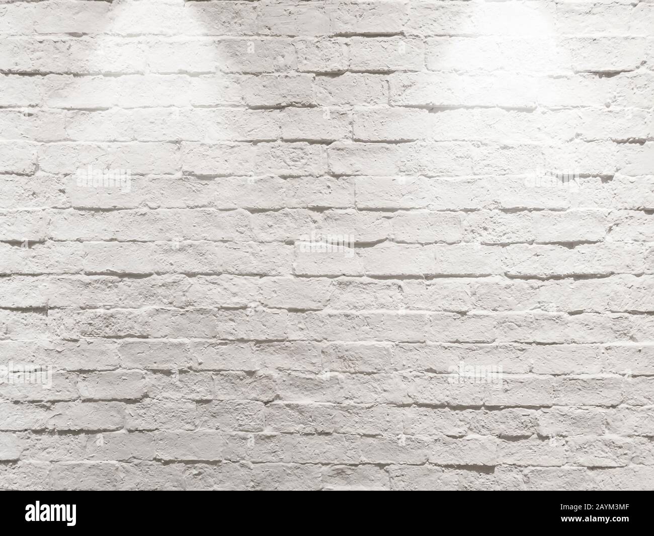 Abstrakter, leer verwitterter, weißer Backstein-Wandhintergrund mit zwei Halogenlampen oben als Scheinwerfer Stockfoto
