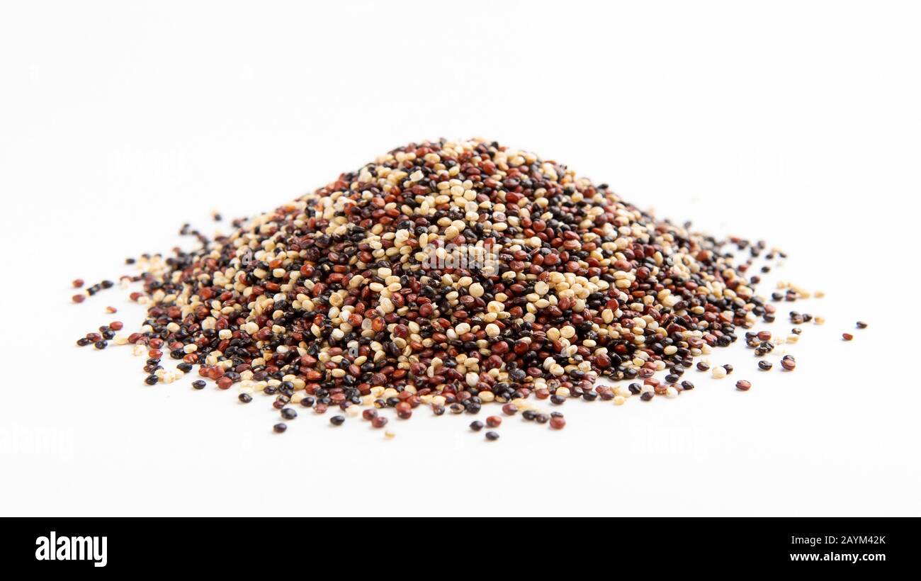 Haufen roter, weißer und schwarzer Quinoa-Samen Stockfoto