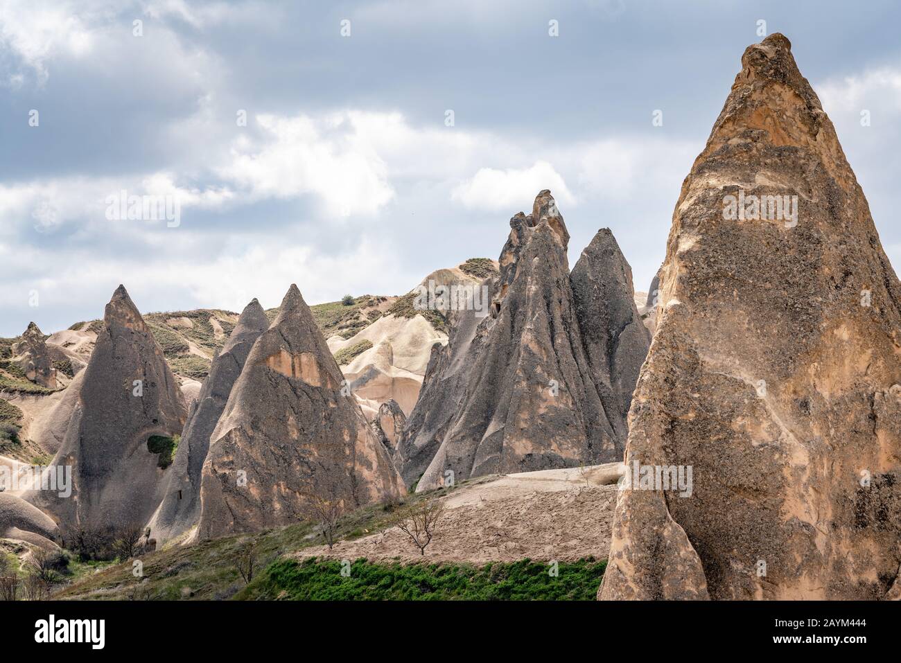 Kappadokien, Türkei. Fee Chimney Rock Formationen mit Wolken Stockfoto