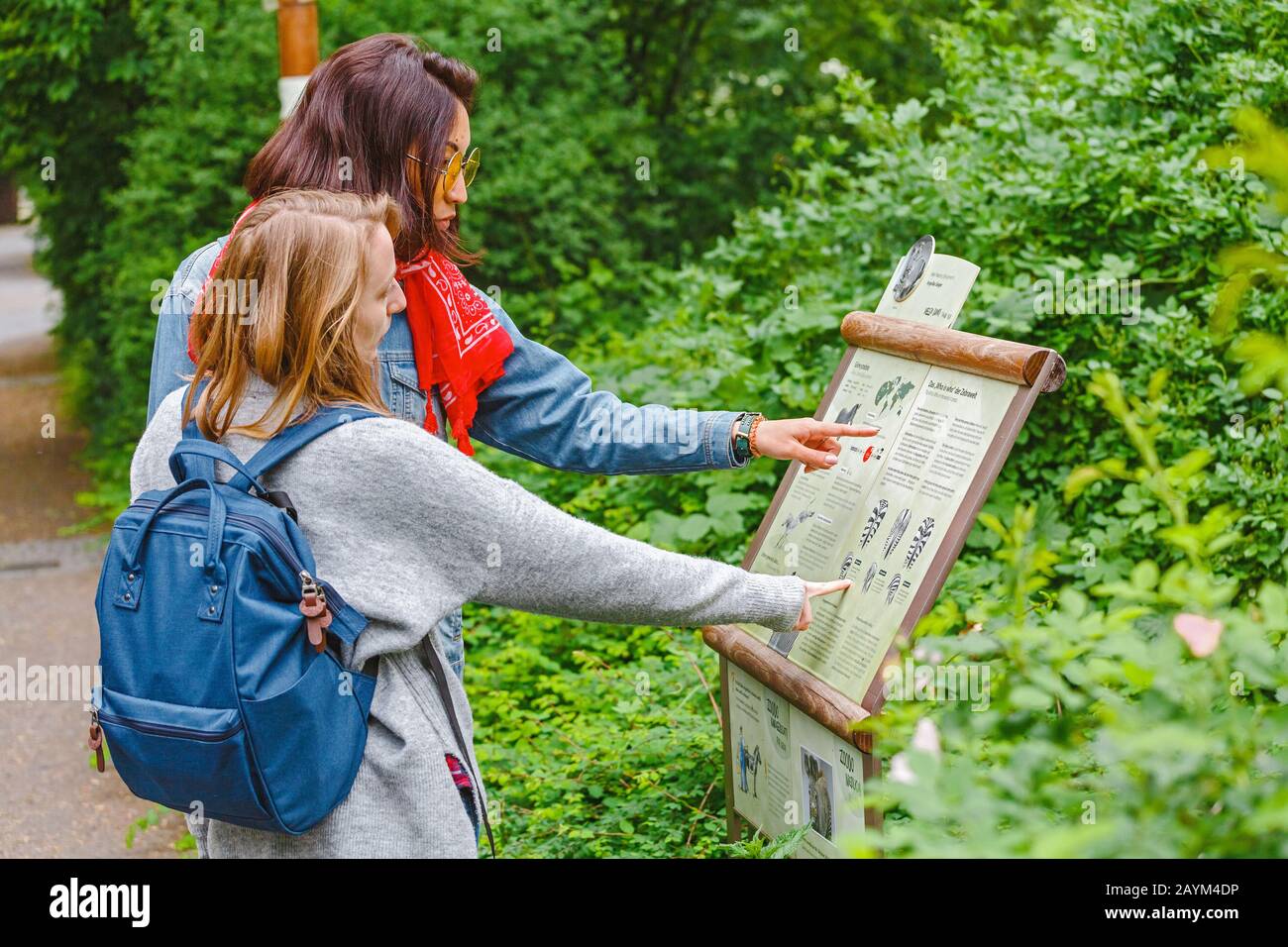 18. MAI 2018, BERLIN, DEUTSCHLAND: Frau Touristeninformation mit kurzen Informationen über Tierarten im Berliner Zoo Stockfoto