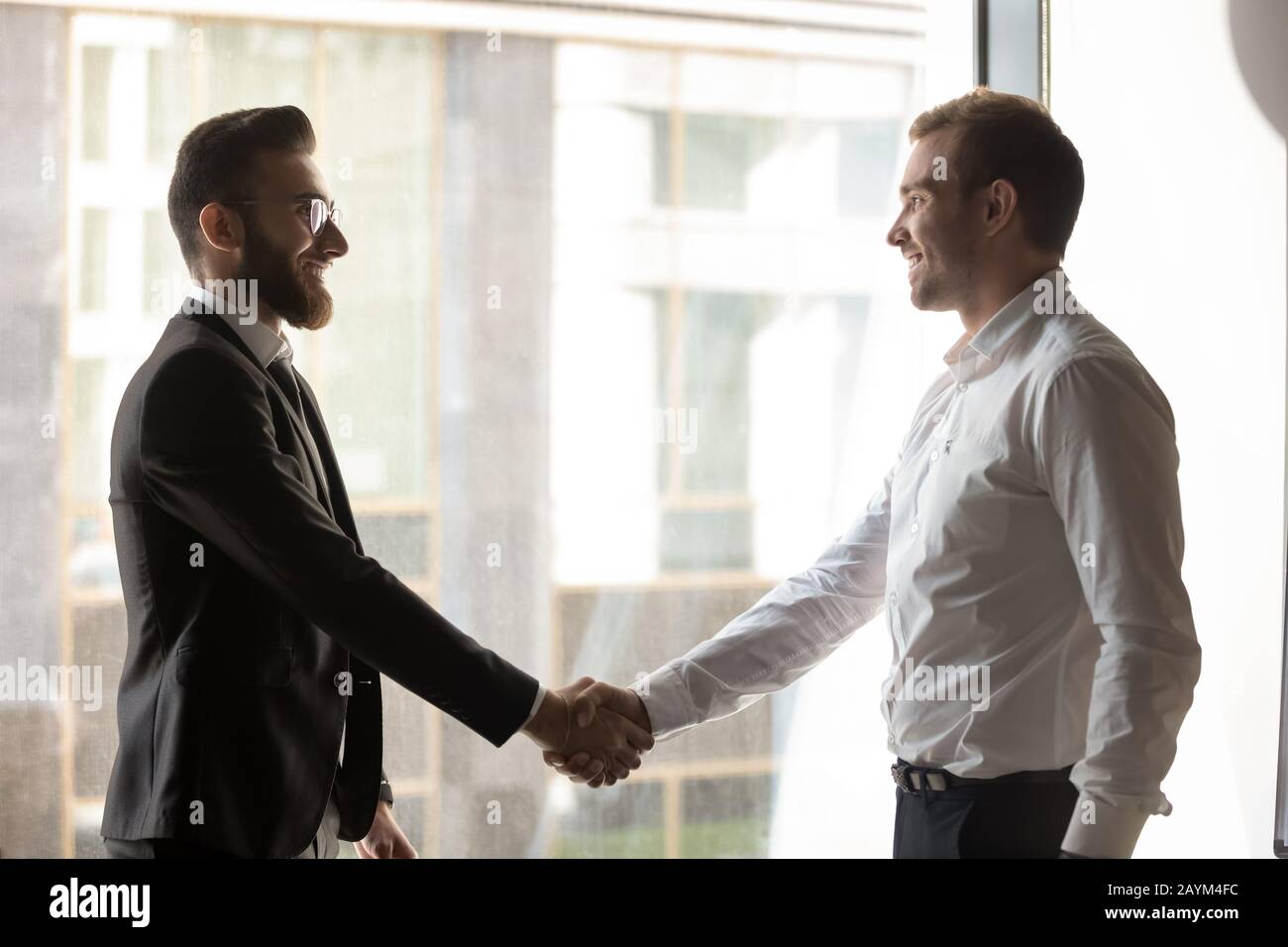 Geschäftspartner verschiedene Geschäftsleute grüßen sich gegenseitig und schütteln die Hände Stockfoto
