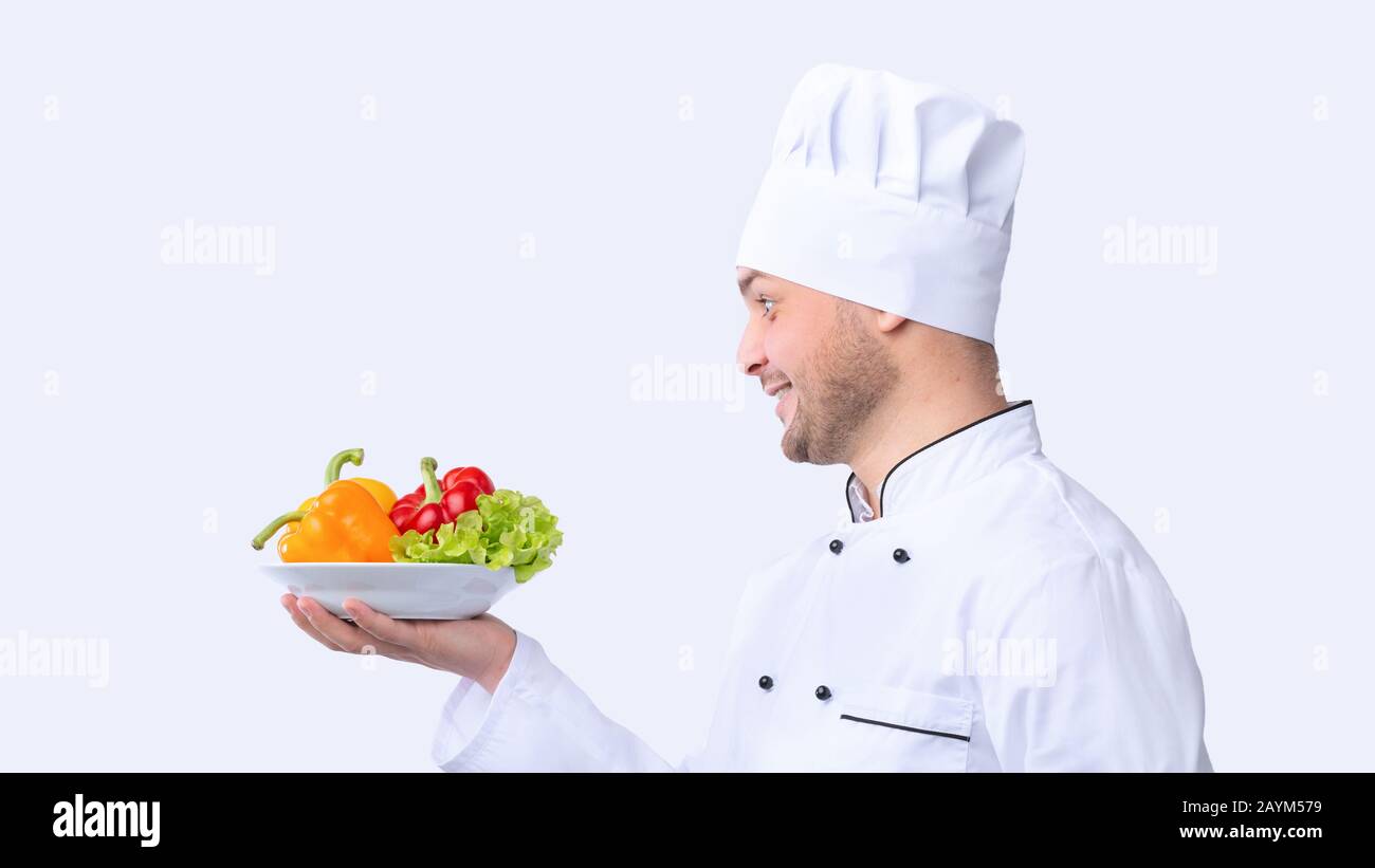 Chefkoch Mit Gemüse Über Weißem Hintergrund, Panorama, Side-View Stockfoto