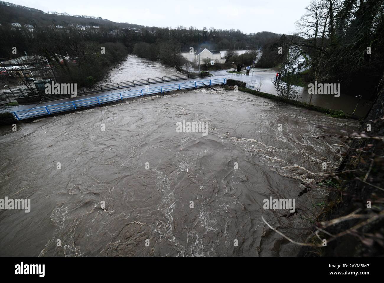 Aberdulais, Neath, Großbritannien. Februar 2020. Wetter in Großbritannien: Der Fluss Neath in Aberdulais in Südbritannien, der Häuser in der Nähe überschwemmte, nachdem es über Nacht von Sturm Dennis stark regnete. Kredit: Robert Melen/Alamy Live News Stockfoto