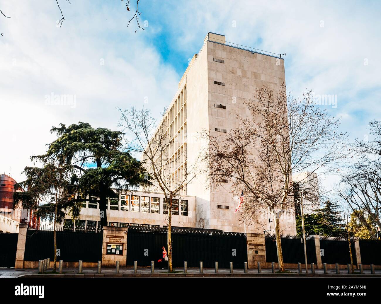 Madrid, Spanien - 15. Februar 2020: Fassade der Botschaft der Vereinigten Staaten in Madrid, Spanien Stockfoto