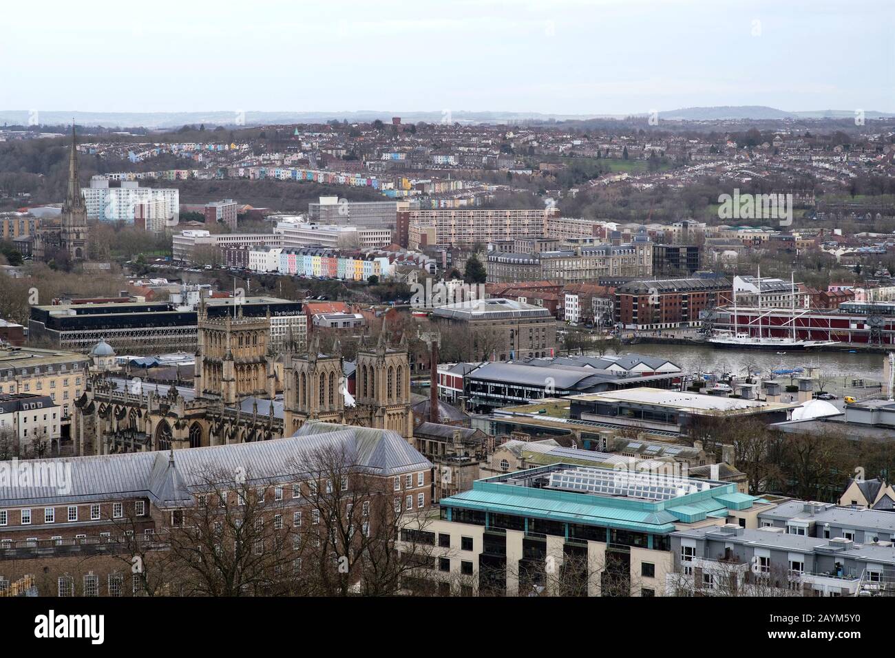 Blick auf das Stadtzentrum von Bristol mit der Kathedrale von Bristol und den alten Docks hinter Brandon Hill. Stockfoto