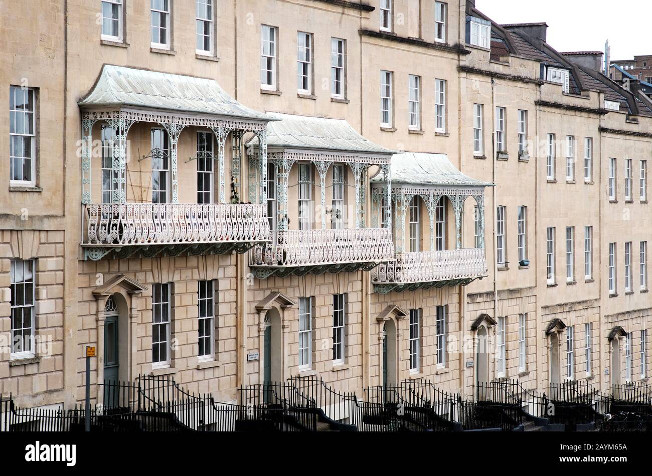 Große Reihenhäuser, einige mit Balkons vorne, in der Charlotte Street, West End, Bristol, Großbritannien. Stockfoto