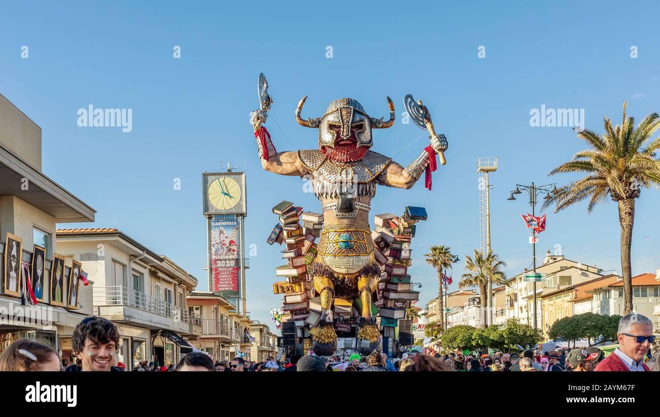 Die allegorische Floskel nannte "selige Unwissenheit" im Karneval von Viareggio, Toskana, Italien Stockfoto