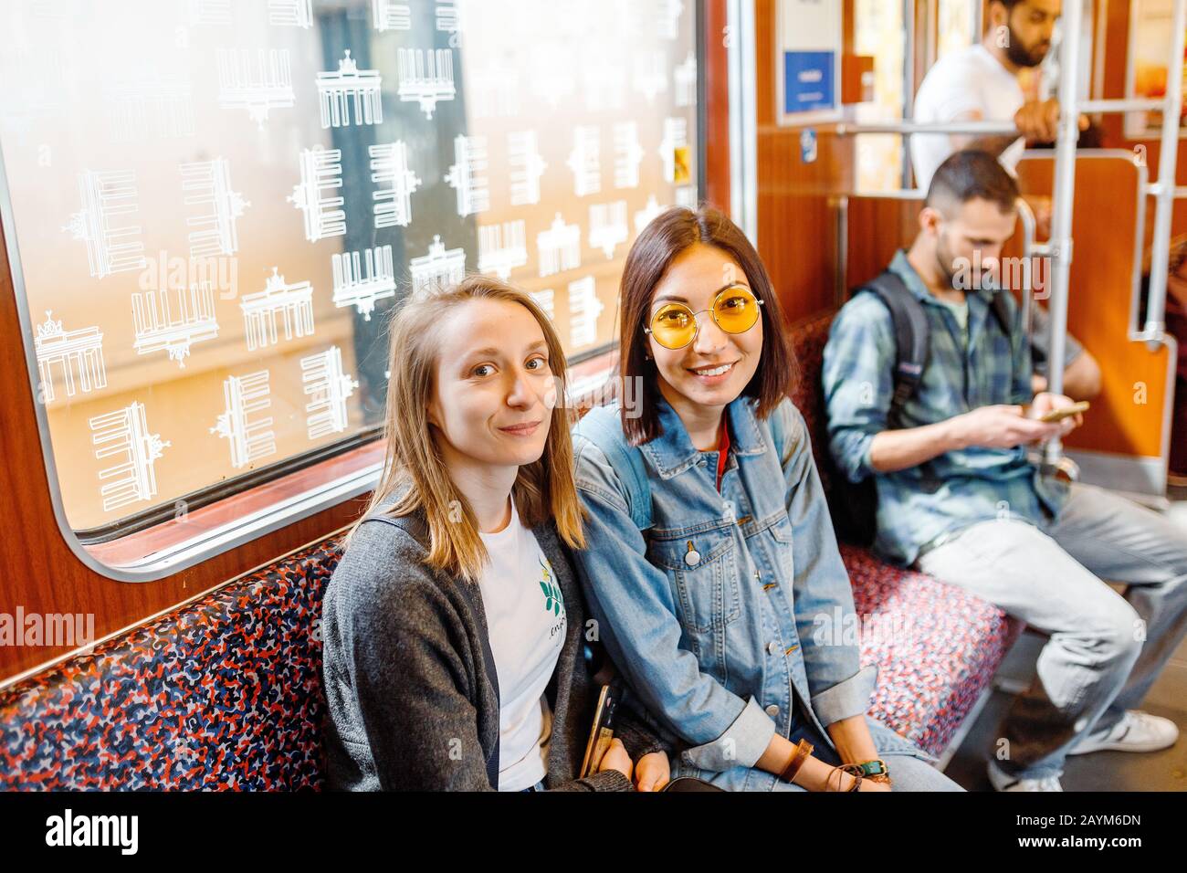 Berlin, DEUTSCHLAND - 19. MAI 2018: Reisende im U-bahn-zug Stockfoto