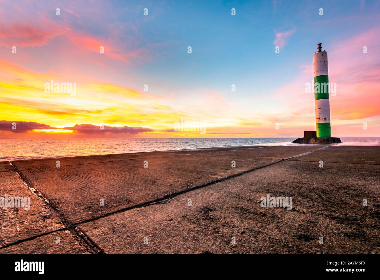 Aberystwyth, Ceredigion, Wales. Eine Universitätsstadt, die für atemberaubende Sonnenuntergänge und stürmisches Wetter bekannt ist. Stockfoto